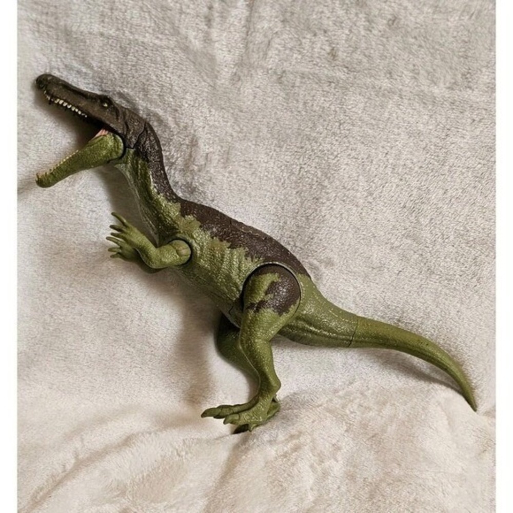 Jurassic World Roarivores Action Figure Theropod Dinosaur  w/ Chomping Action...